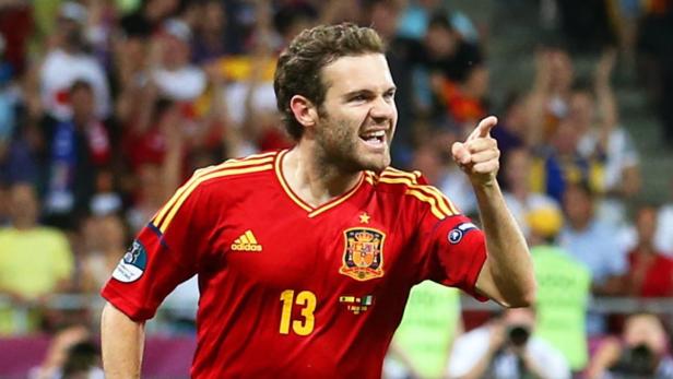 Juan Mata jubelt in seinem spanischen Nationaltrikot mit der Nummer 13.