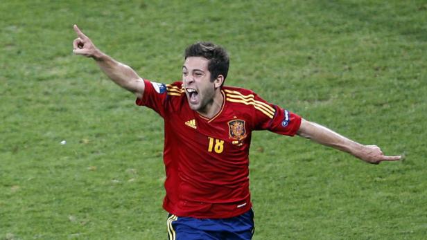 Ein spanischer Fußballspieler jubelt auf dem Spielfeld.