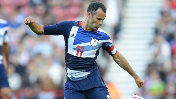 Ryan Giggs spielt Fußball im Trikot des Team GB.