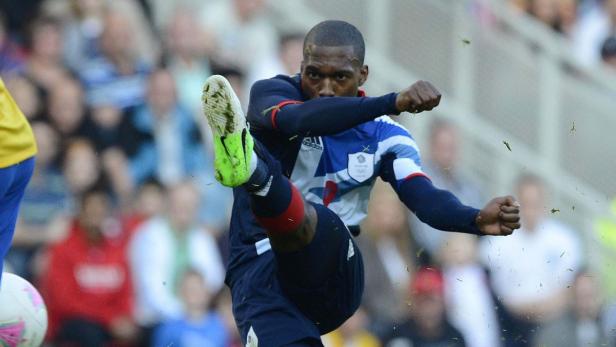 Ein Fußballspieler im Trikot der britischen Olympiamannschaft schießt einen Ball.