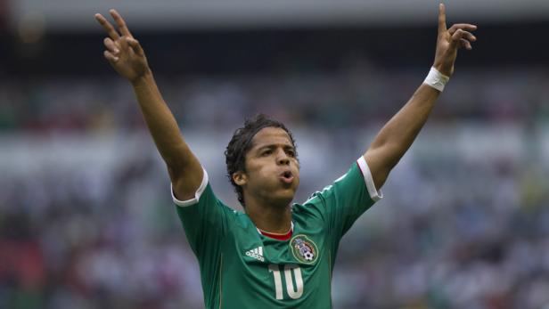 Javier „Chicharito“ Hernández jubelt mit erhobenen Armen im Trikot der mexikanischen Nationalmannschaft.