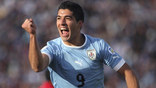 Luis Suárez jubelt in seinem Trikot von Uruguay mit der Nummer 9.