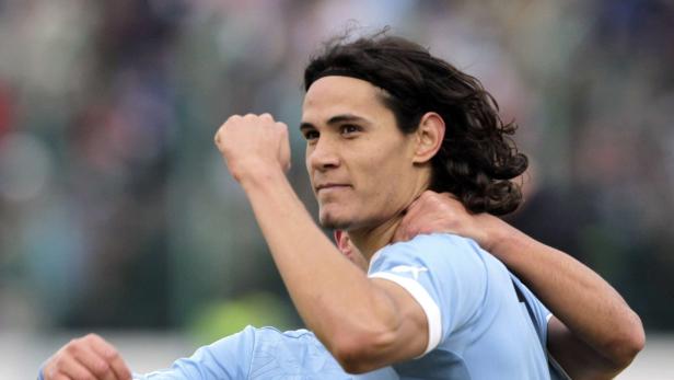Edinson Cavani jubelt mit geballter Faust und wird von einem Mitspieler umarmt.