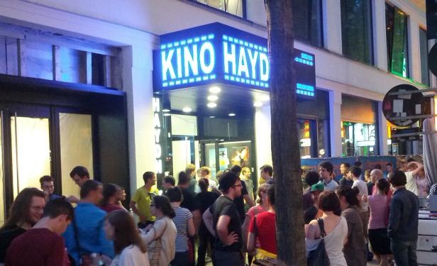 Menschen stehen vor dem Kino Haydn.