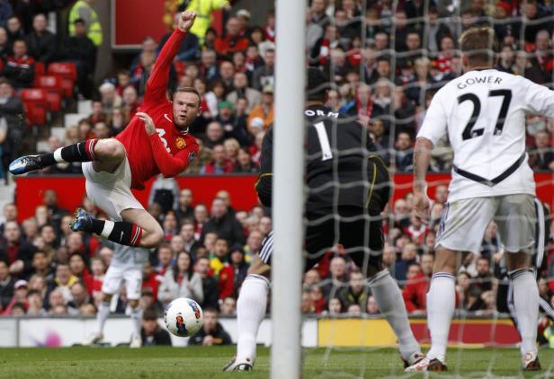 Wayne Rooney erzielt ein Tor per Fallrückzieher für Manchester United.