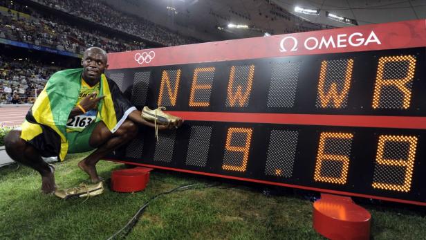 Usain Bolt feiert seinen neuen Weltrekord von 9,69 Sekunden bei den Olympischen Spielen.