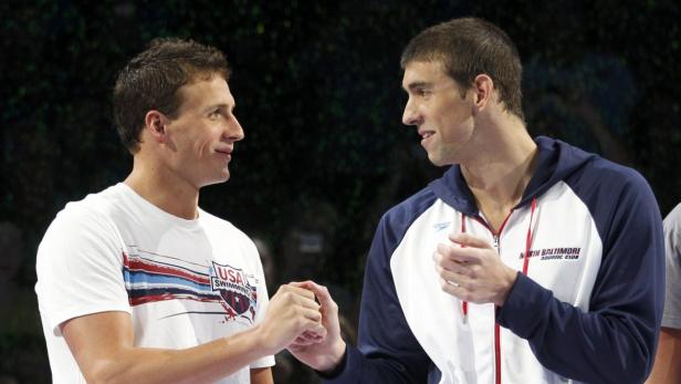 Ryan Lochte und Michael Phelps geben sich ein Faustgruß.