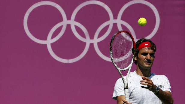 Roger Federer mit Tennisschläger vor dem Hintergrund der Olympischen Ringe.