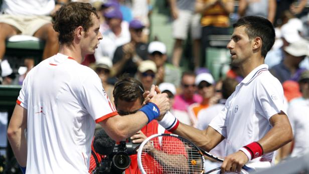 Andy Murray und Novak Djokovic geben sich nach einem Tennismatch die Hand.