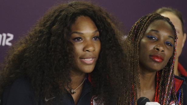 Serena und Venus Williams bei einer Pressekonferenz.
