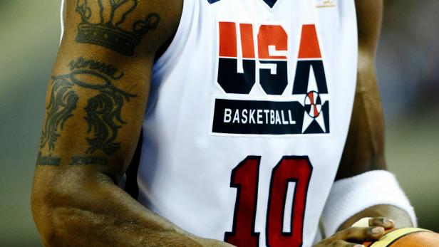 Ein Basketballspieler im USA-Trikot mit der Nummer 10 und Tattoos auf dem Arm.