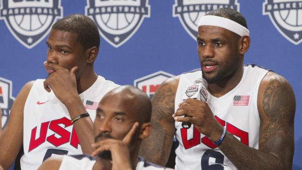 LeBron James spricht bei einer Pressekonferenz, während Kevin Durant und Kobe Bryant zuhören.