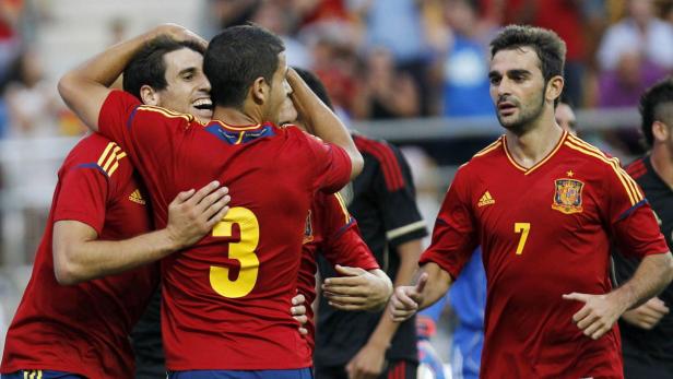 Spanische Fußballspieler feiern ein Tor.