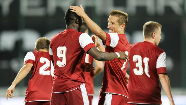 Zwei Fußballspieler feiern gemeinsam ein Tor.