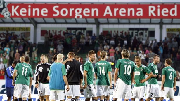 Fußballspieler stehen auf dem Feld in der „Keine Sorgen Arena Ried“.