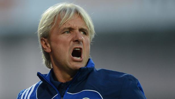 Ein Mann mit blonden Haaren und blauer Jacke schreit.