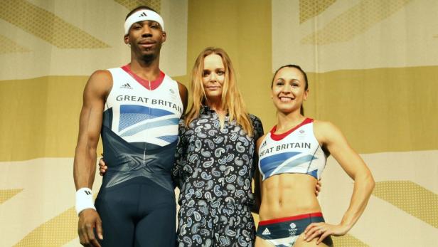 Zwei Athleten in Team Great Britain-Sportbekleidung posieren mit Stella McCartney.
