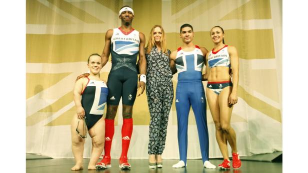 Britische Athleten und Stella McCartney präsentieren die Olympia-Bekleidung.