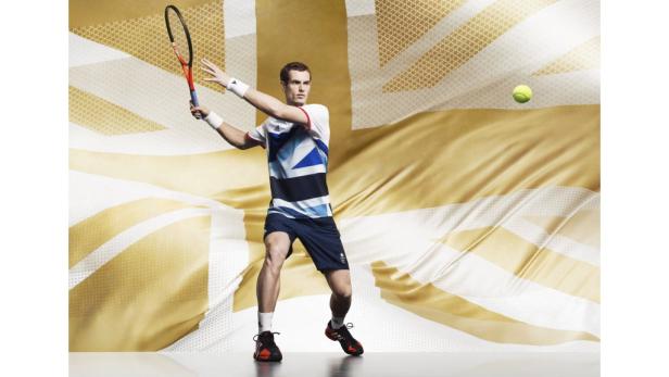 Ein Tennisspieler in Sportkleidung schlägt einen Tennisball vor einer britischen Flagge.