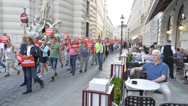 Hunderte Traiskirchner protestieren in Wien
