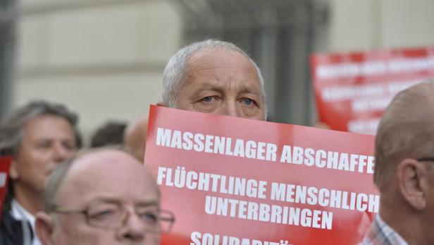 Hunderte Traiskirchner protestieren in Wien