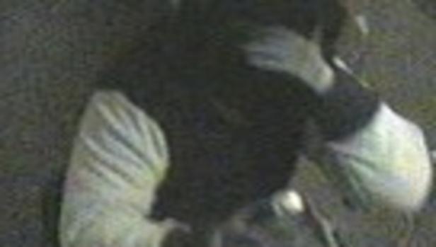 Eine Person mit einer dunklen Jacke verdeckt ihr Gesicht.