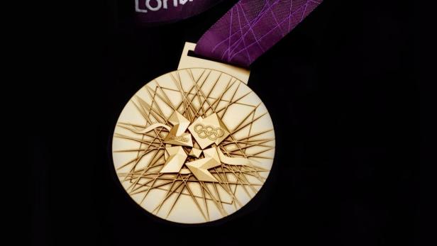 Eine Goldmedaille der Olympischen Spiele 2012 in London mit lila Band.