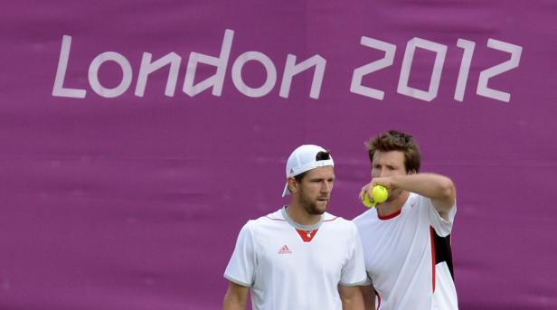 Die deutschen Tennisspieler Philipp Petzschner und Christopher Kas bei den Olympischen Spielen 2012 in London.