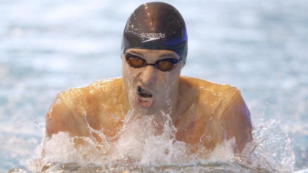 Ein Schwimmer mit Badekappe und Schwimmbrille im Wasser.