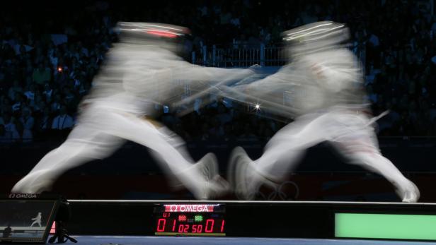 Zwei Fechter duellieren sich während eines Wettkampfs.