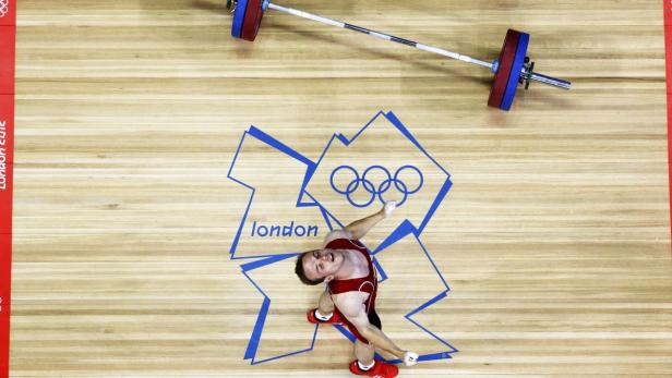 Ein Gewichtheber jubelt auf der Hebebühne bei den Olympischen Spielen in London 2012.