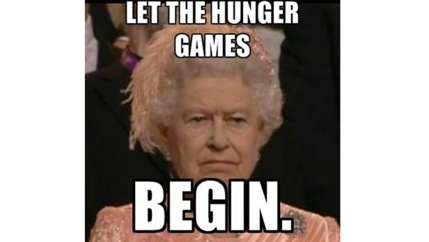 Ein Meme, das Königin Elizabeth II. zeigt, mit dem Text „Let the Hunger Games begin“.