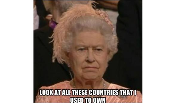 Königin Elisabeth II. mit ernstem Gesichtsausdruck.