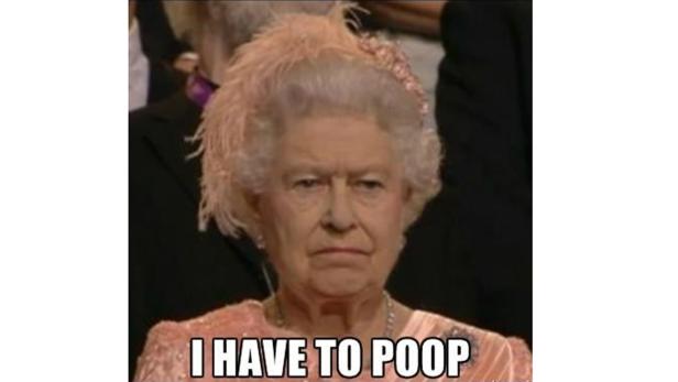 Königin Elisabeth II. mit ernstem Gesichtsausdruck.