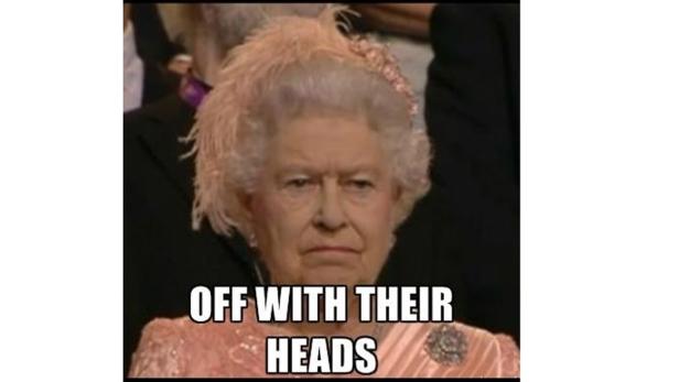 Königin Elisabeth II. mit ernstem Gesichtsausdruck.