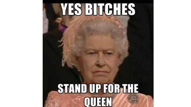 Ein Meme zeigt Königin Elizabeth II. mit den Texten „Yes Bitches“ und „Stand up for the Queen“.