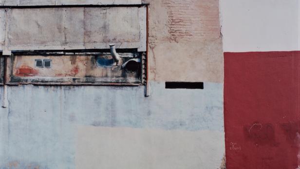 Eine Fassade mit verschiedenen Farben und architektonischen Details.