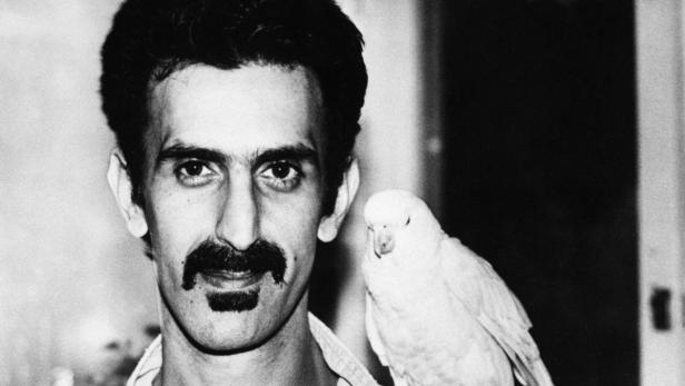 Frank Zappa mit einem weißen Kakadu auf seiner Schulter.