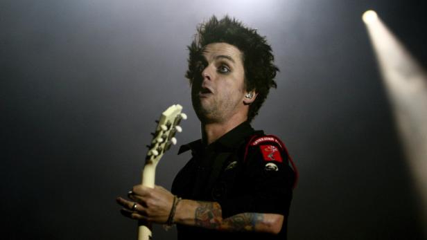 Billie Joe Armstrong von Green Day spielt Gitarre auf der Bühne.