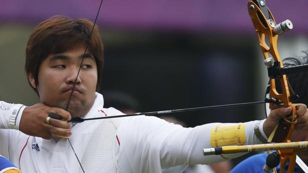 Ein koreanischer Bogenschütze zielt mit seinem Bogen.