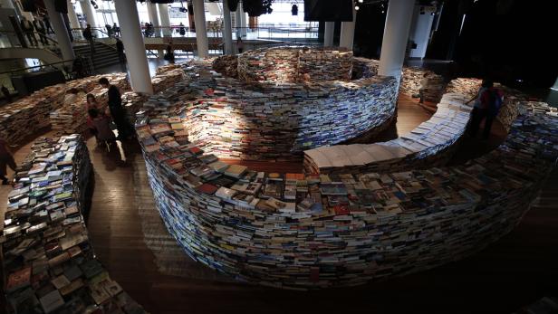 Eine spiralförmige Installation aus Büchern in einem öffentlichen Gebäude.