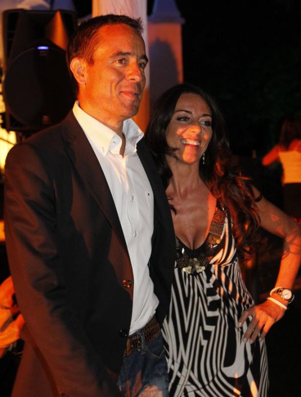 Ein Mann im Sakko und eine Frau im Zebra-Kleid lächeln in die Kamera.