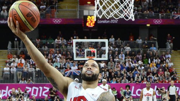 Ein US-amerikanischer Basketballspieler beim Wurf auf den Korb während eines Spiels bei den Olympischen Spielen 2012 in London.