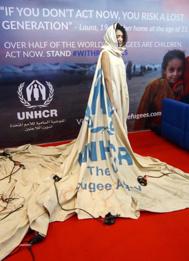 Dieses Kleid soll an den Syrien-Krieg erinnern