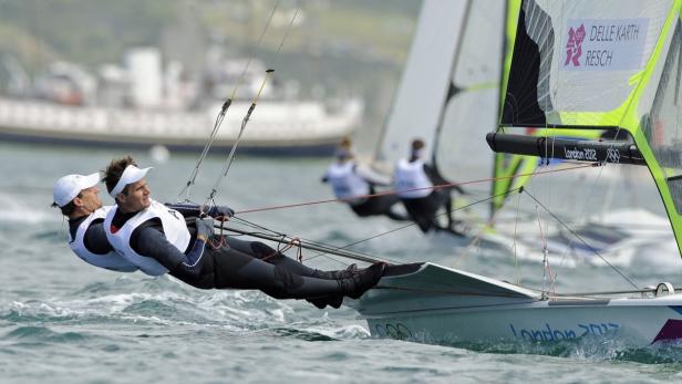 Zwei Segler auf einem Segelboot während der Olympischen Spiele 2012 in London.