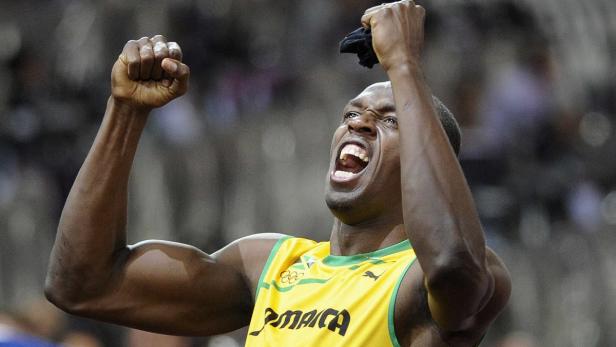 Usain Bolt jubelt mit erhobenen Fäusten nach einem Sieg.