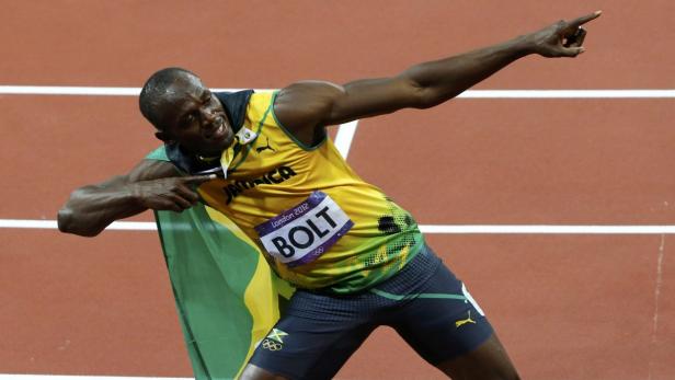 Usain Bolt feiert mit der jamaikanischen Flagge seinen Sieg bei den Olympischen Spielen.