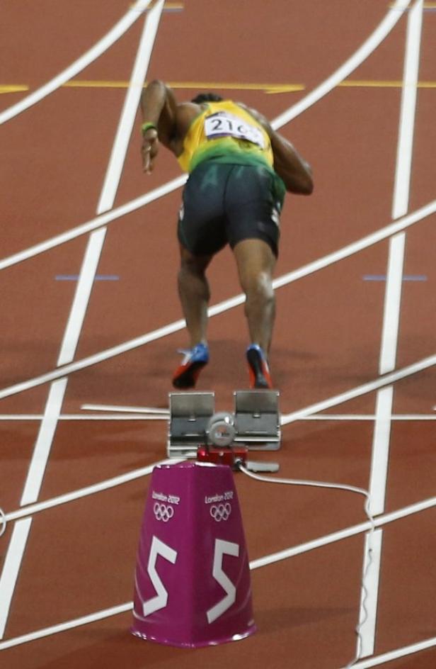 Ein Sprinter in Startposition auf einer Bahn bei den Olympischen Spielen 2012 in London.