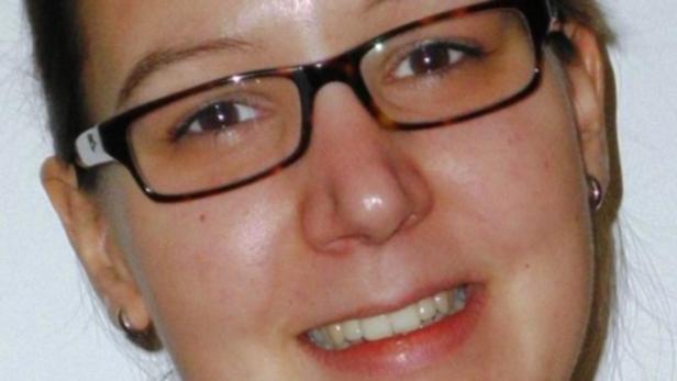 Julia Bauer: „Wir sind bereit, auf die Straße zu gehen. Notfalls gehe ich sogar ins Gefängnis“ Eine lächelnde Frau mit Brille und Ohrringen.