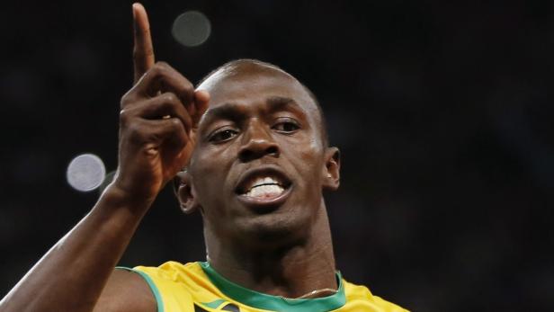 Usain Bolt feiert mit erhobenem Zeigefinger.